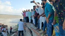 দশমিনায় তেঁতুলিয়া নদীর ভাঙনে বিলীন হচ্ছে শহররক্ষা বাঁধ ও সড়ক